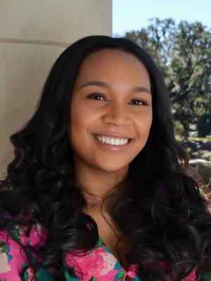 Head shot photo of Elyse